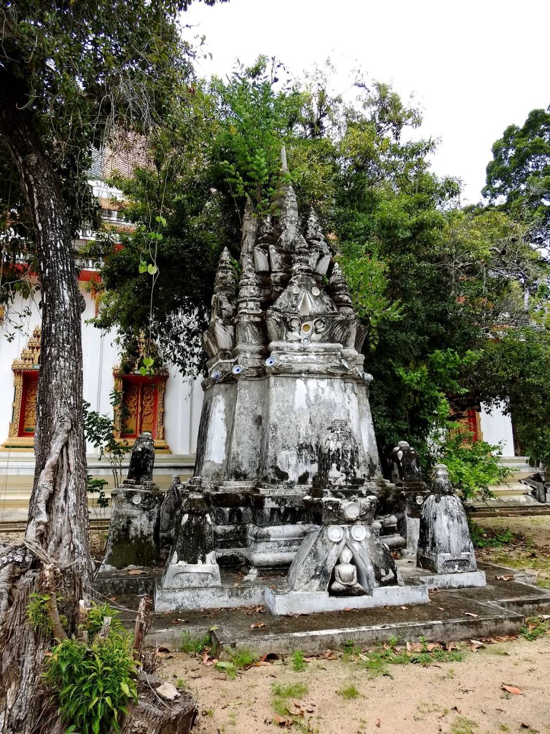 Sriwijaya-style chedi memorial stupa associated with Khrua Phut Son