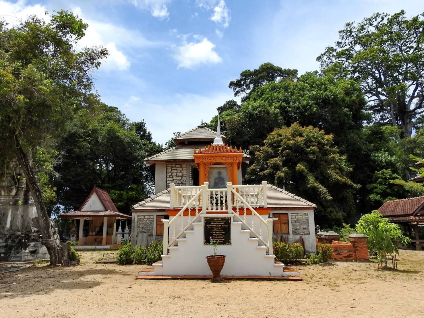 Wat Samret Koh Samui – Phra Sila Yuang & Ancient Buddha Images